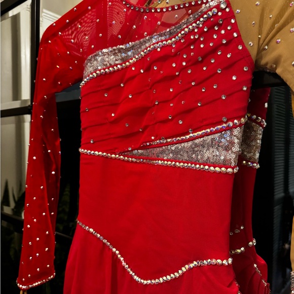 Red silver embellishments. Red sleeve and nude sleeve. Beautiful. - Picture 6 of 8